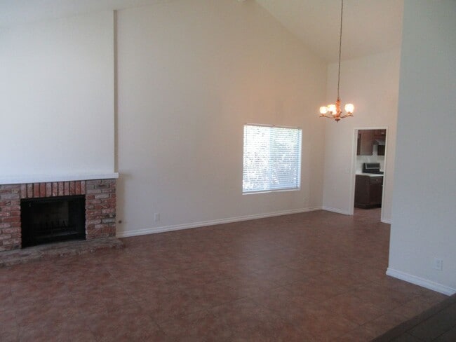 Building Photo - Beautiful updated 1-story home in Northridge