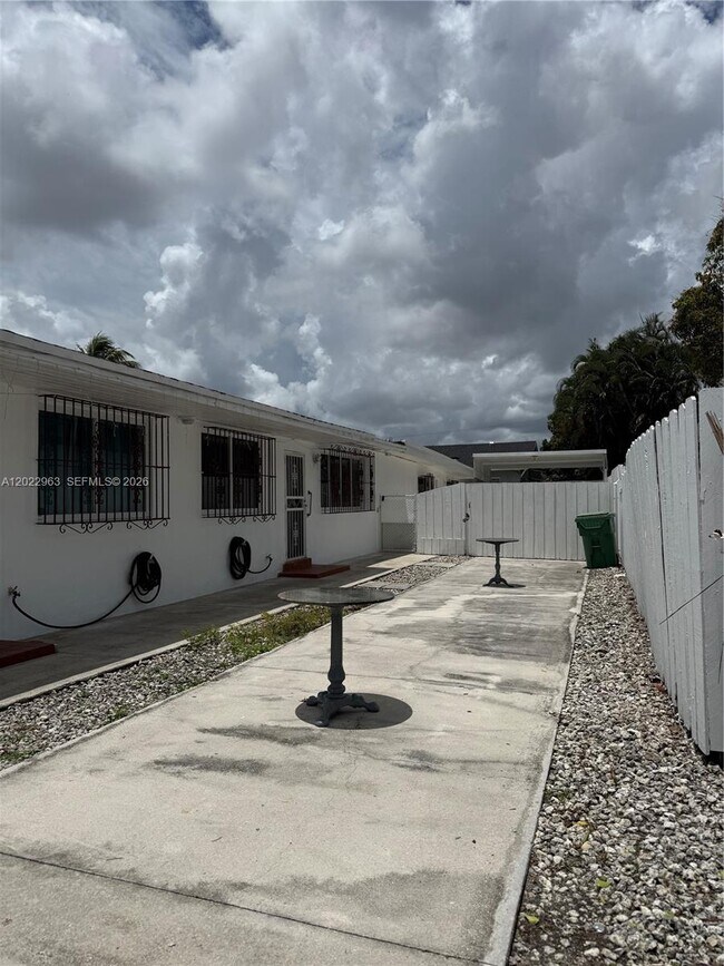 Building Photo - 1046 NW 33rd Ave
