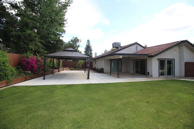 Building Photo - NE Fresno Home with Huge Yard and RV Parking