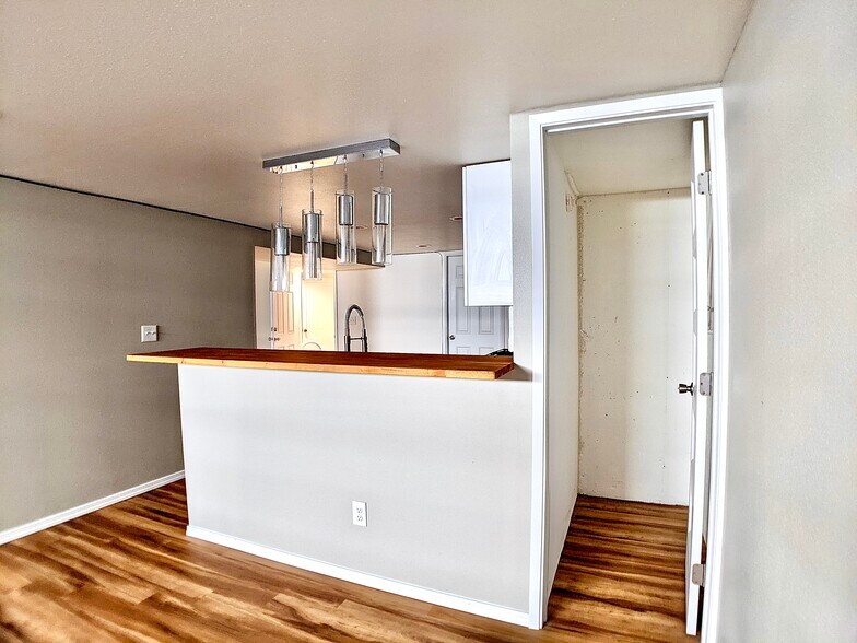 Building Photo - 5404 NE 54th Ave