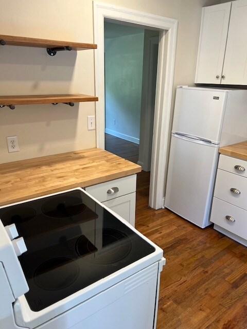 Kitchen - 490 E Indiana Ave