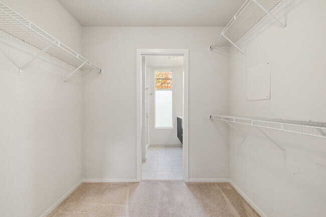 Building Photo - Newer 3 Bed 2.5 Bath Townhouse Close to Downtown