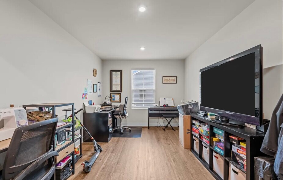 Building Photo - 107 Martha Washington Pky