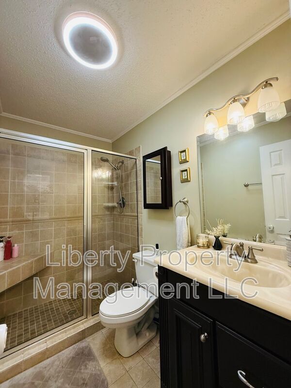 Building Photo - 651 Chelsea Dr