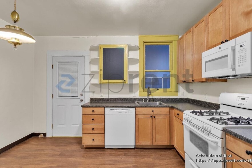 Building Photo - 484 Waller St