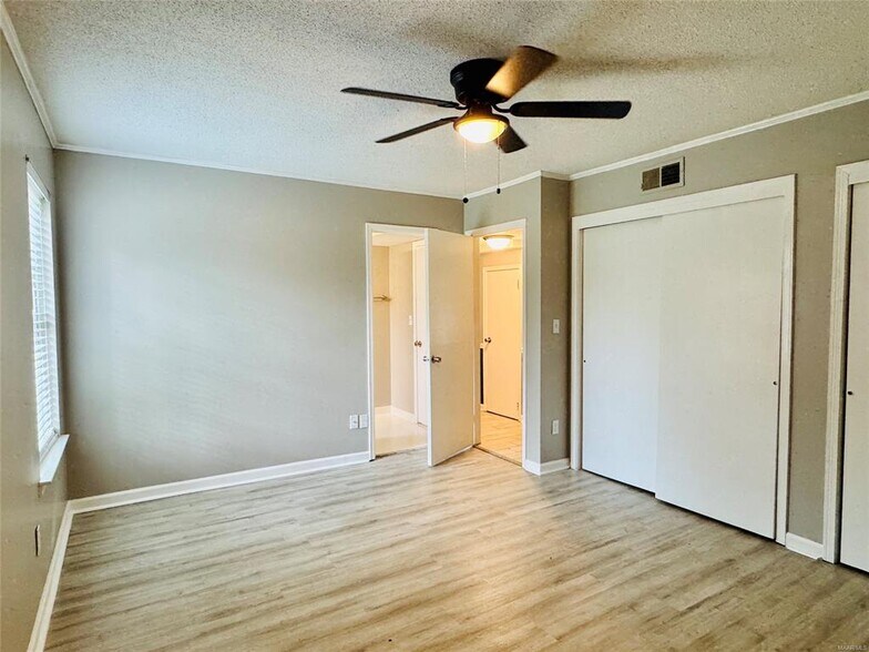 Building Photo - 697 Chatsworth Dr