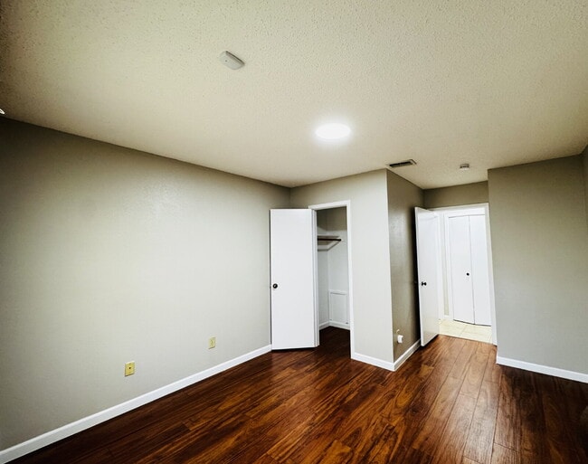 Building Photo - 2 bed, 2 bath, 2 Car Garage, 1-story