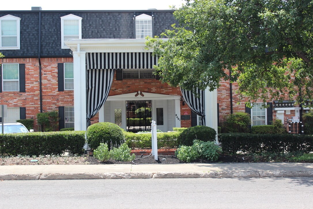 Building Photo - 8401 N New Braunfels Ave