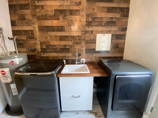 Building Photo - Charming 3-Bedroom Ranch !! "ASK ABOUT OUR...