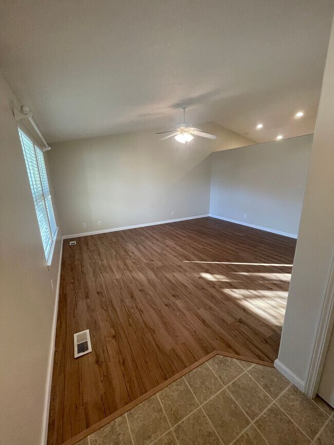 Building Photo - Convieniently located charming three bedroom duplex with modern updates!