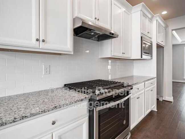 Building Photo - 1451 Hastings Cres