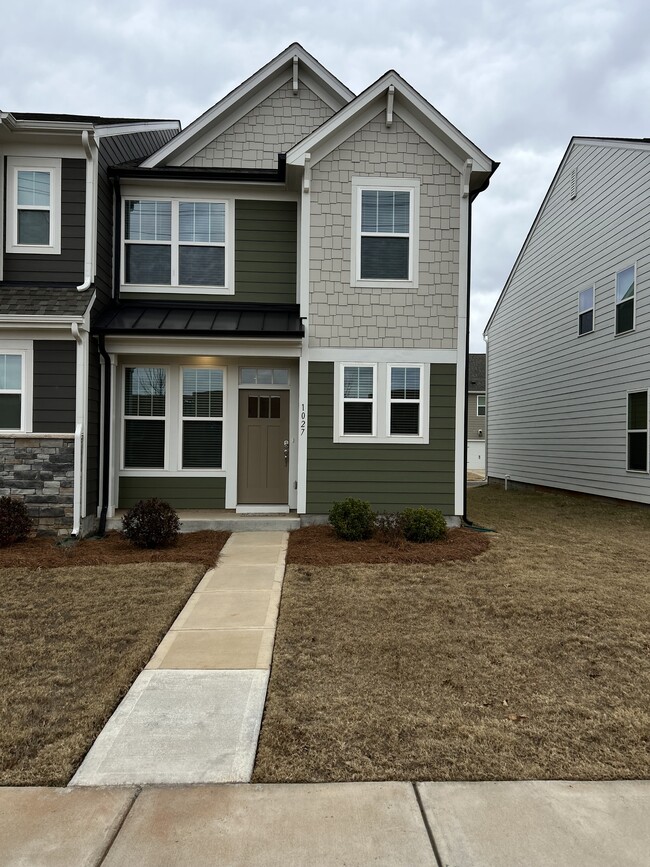 Building Photo - 1027 S Point Rd