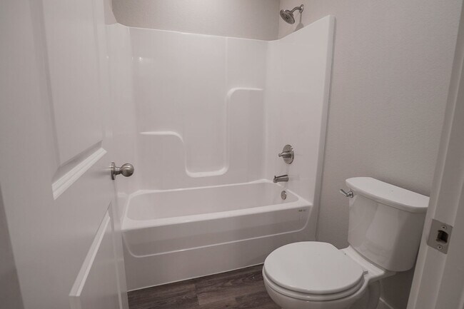 Building Photo - 4 bedroom 3.5 bath home!