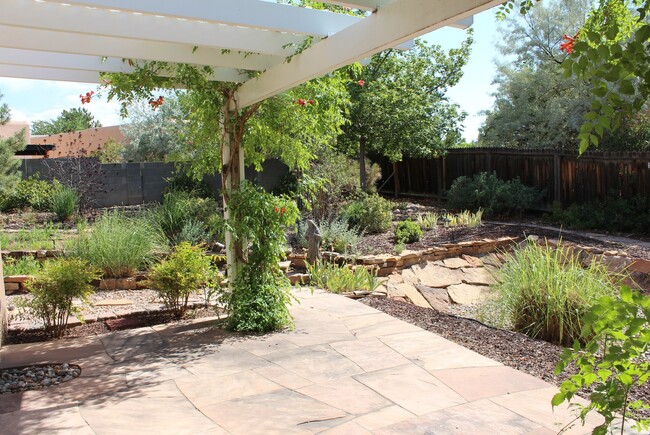 Building Photo - Beautiful 3 bdr, 2 bath SOLAR home w/large...