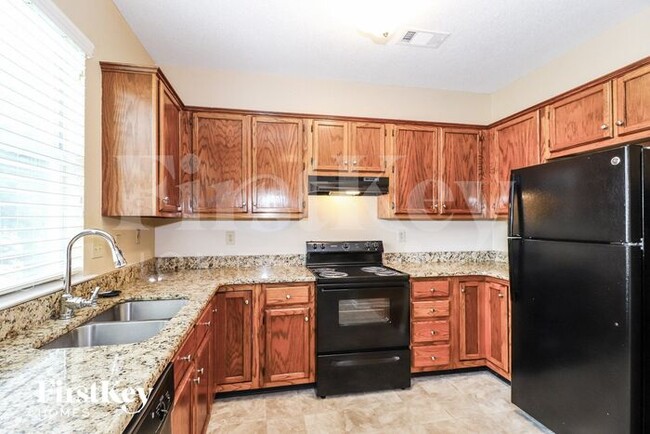 Building Photo - 700 Walnut Woods Cove S