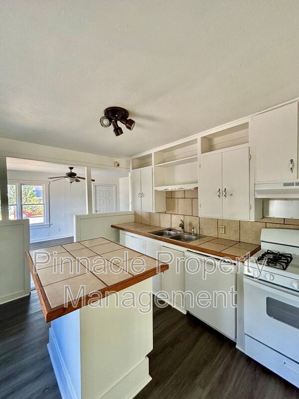Building Photo - 1307 Bertha St