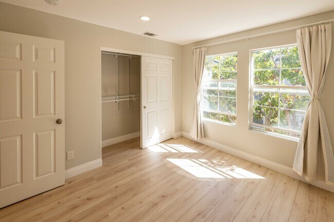 Building Photo - Spacious End-Unit Townhome in Gated Liberty Commons