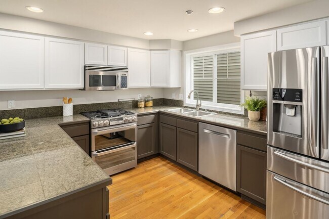 Building Photo - 3Bd/2.25Ba Seattle Townhouse