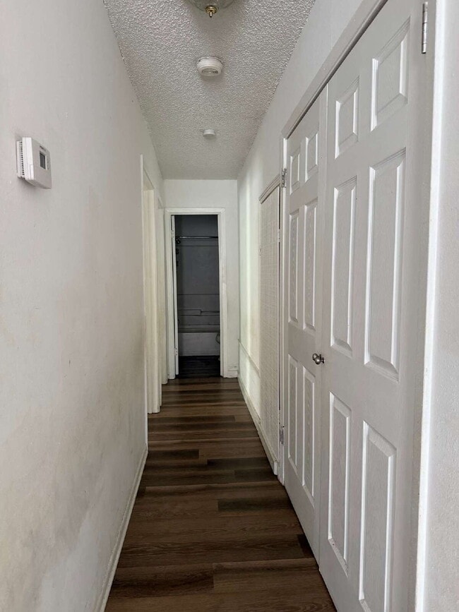 Building Photo - Two Bedroom Charmer with Washer & Dryer In...