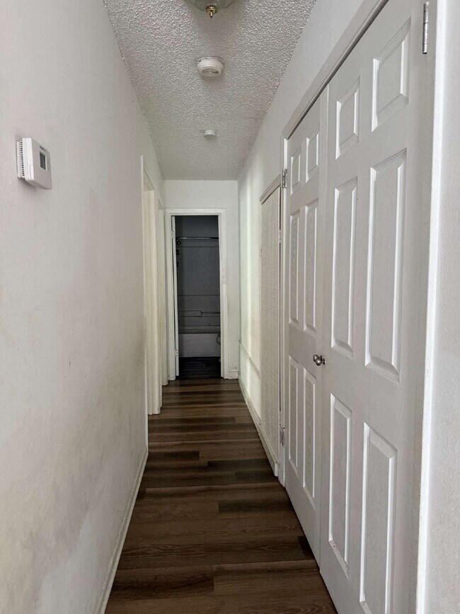 Building Photo - Two Bedroom Charmer with Washer & Dryer Included