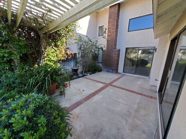 Building Photo - Beautiful Woodbridge/Lakeside Home for Lease!