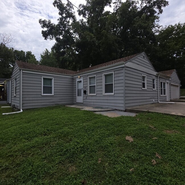 Building Photo - Rental ready Corner Lot with a Spacious 3 bedrooms and 2 full baths in Willis Ave in Independence...