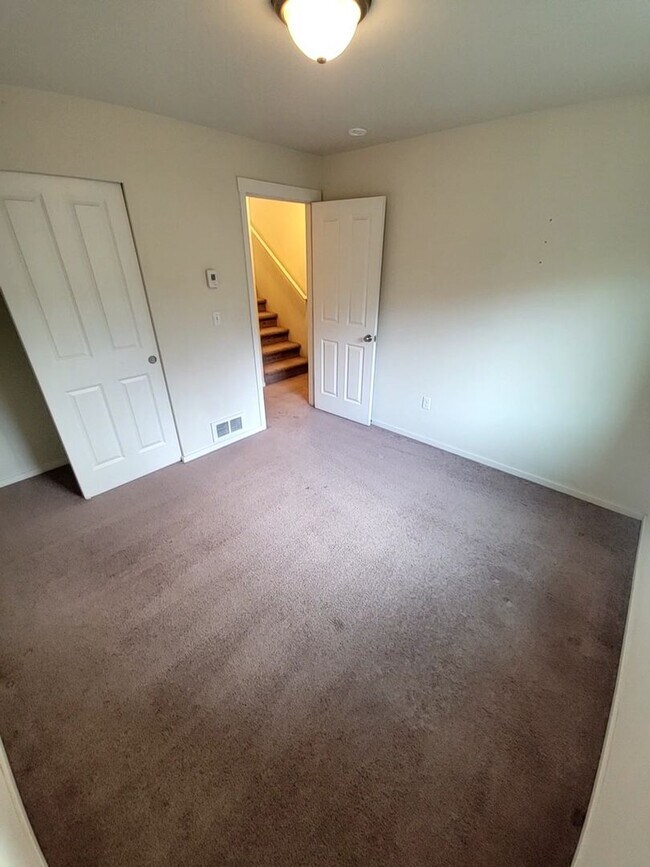 Building Photo - Large 4 Bed Split, Available Now! Pets Okay!