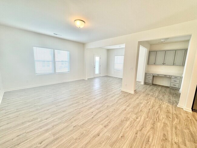 Building Photo - 3 br paired home with loft, minutes from I-77 I-40