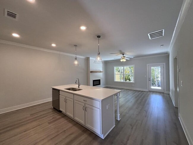 Building Photo - 36 Village Ct