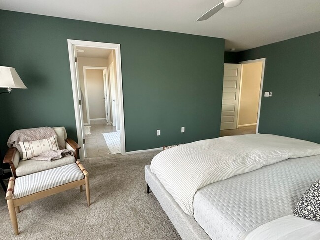 Building Photo - Stunning Stewart Crossing Home!