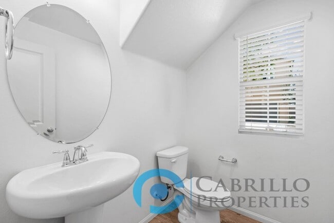 Building Photo - Spacious 3 bedroom Home w/2 car Garage in Vista, Short Drive to the Beach and Freeway access!