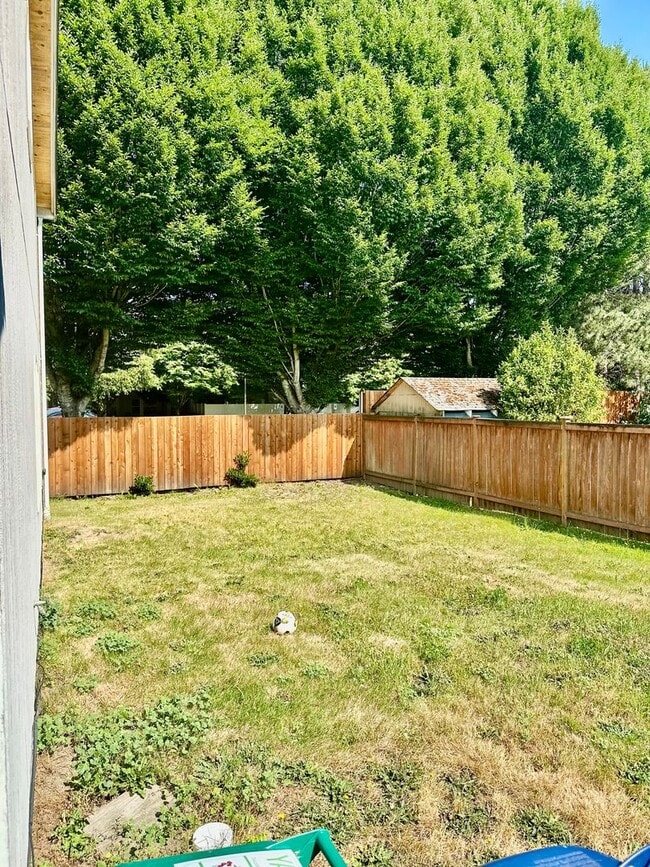 Building Photo - 3bed/2.5 bath home available NOW! Pet frie...