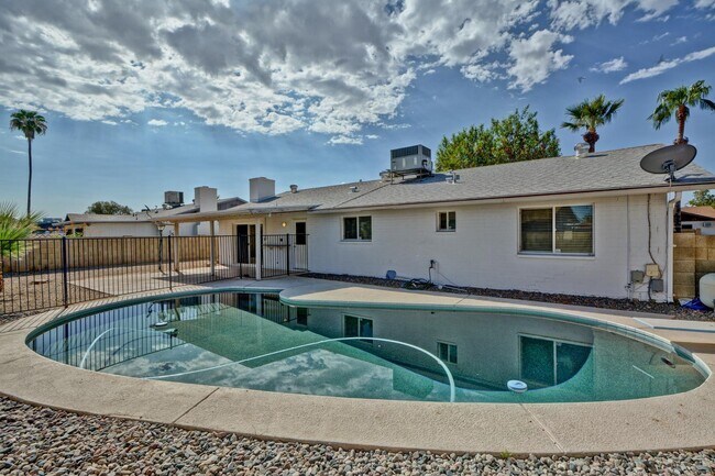 Building Photo - 3344 W Yucca St