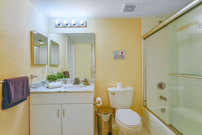 Building Photo - 1 SE 12th St