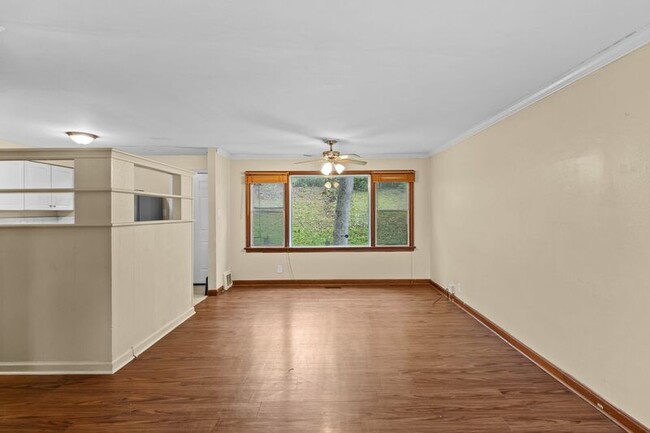 Building Photo - 1005 Avant Dr