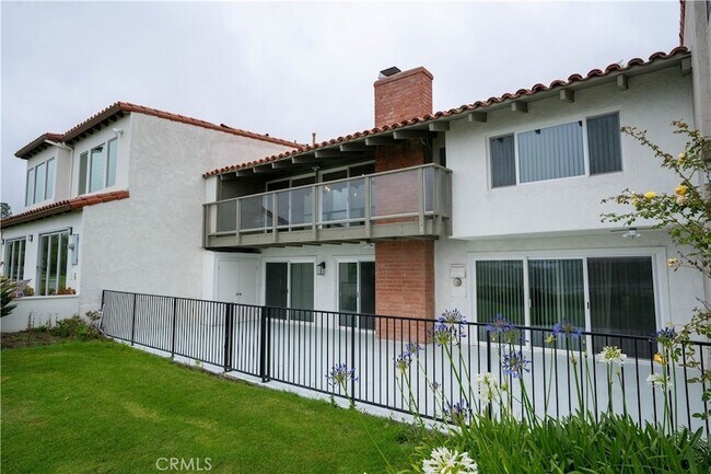 Building Photo - 633 Vista Bonita