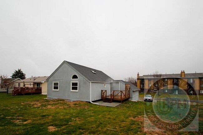 Building Photo - Spacious 4-bedroom, 3-bath home in Omaha