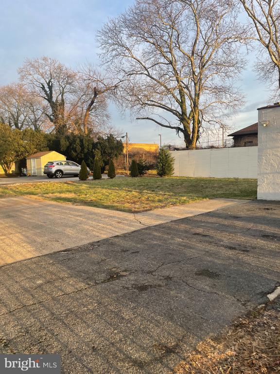 Building Photo - 3901 Richmond St