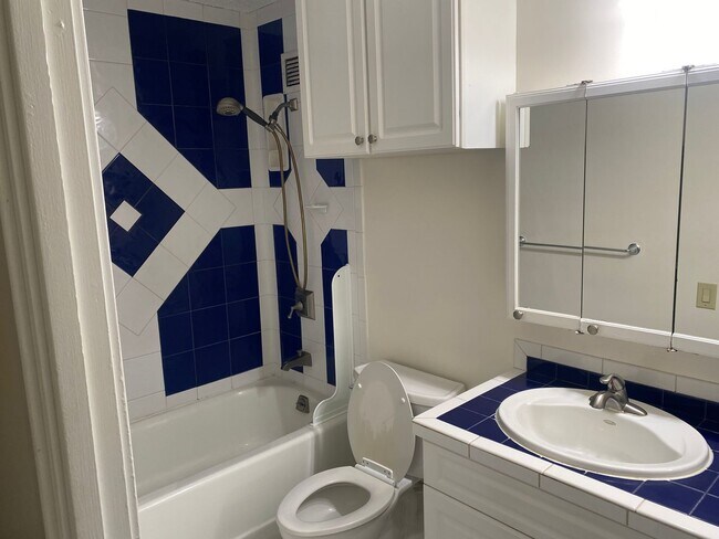 Building Photo - 909 Ala Lilikoi St