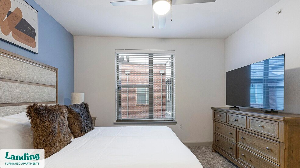 Building Photo - 2800 NE Green Oaks Blvd