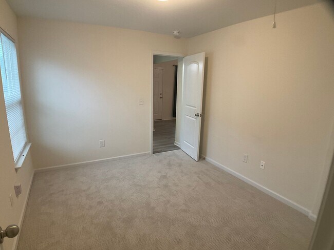Building Photo - Almost Brand New 3 bed, 2 Bath with 1 Car ...