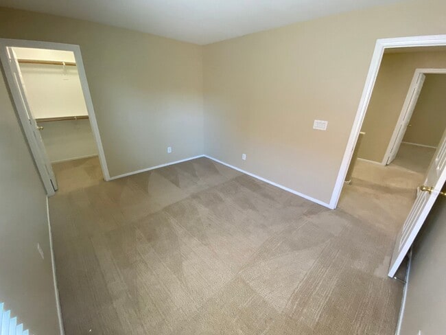 Building Photo - Beautiful 6 bed/3 bath home located in the SW area of Las Vegas