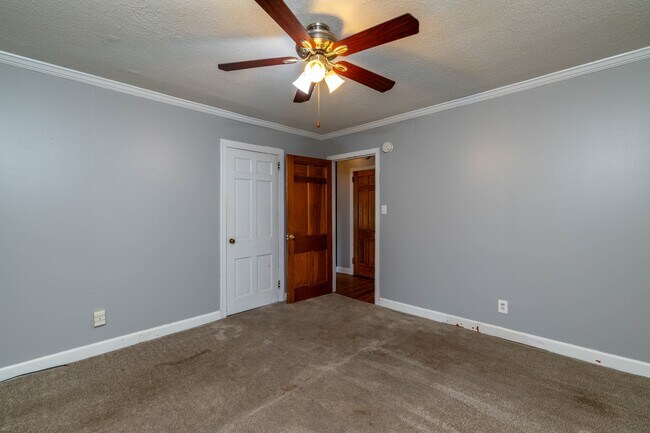 Building Photo - 102 Eastwood Dr