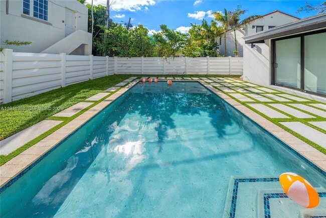 Building Photo - 600 NE 57th St