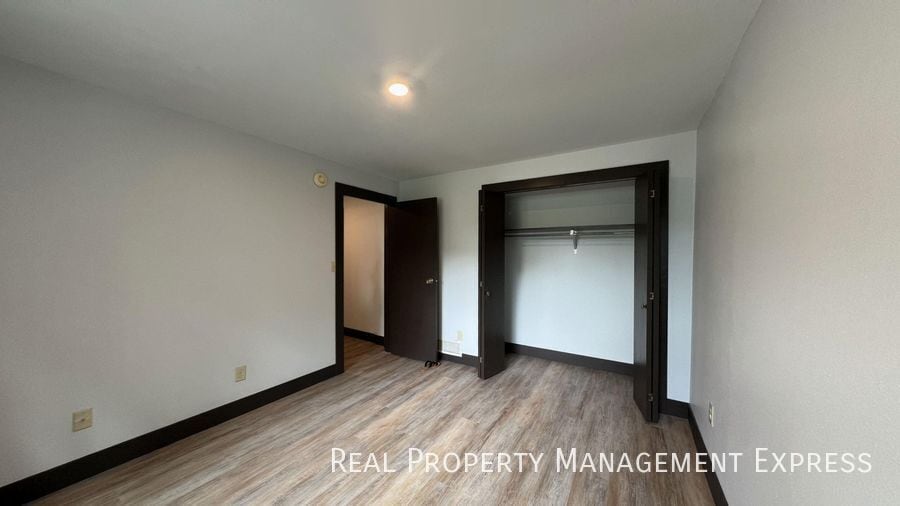 Building Photo - Amazing 3 Bedroom 2.5 Bath duplex with attached garage and fenced yard!