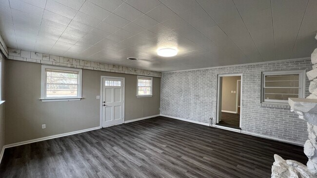 Building Photo - 3-Bedroom just waiting for you !