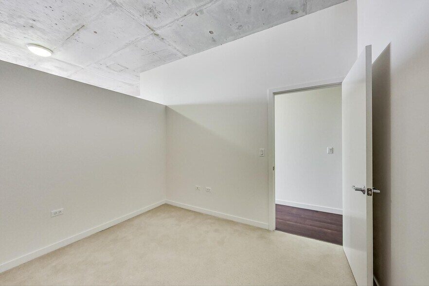 Building Photo - 235 W Van Buren St