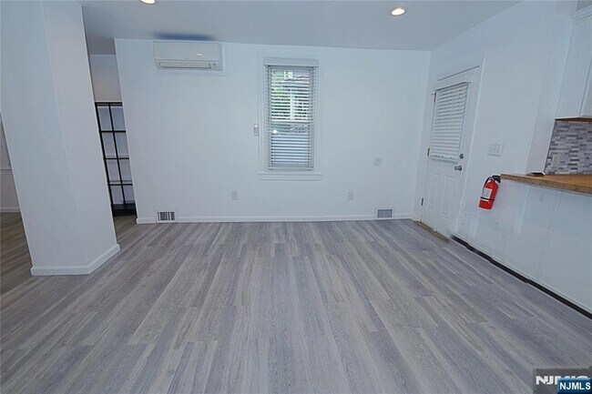 Building Photo - 454 Undercliff Ave