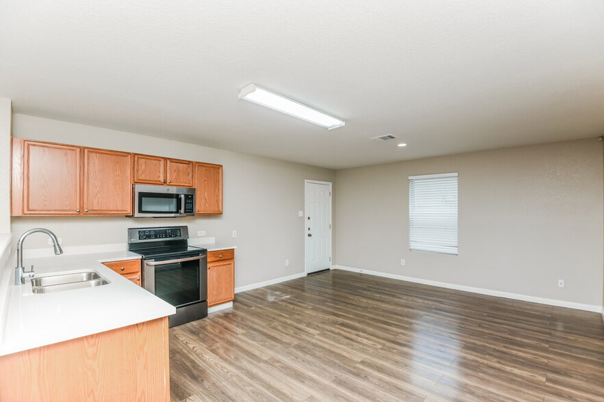 Building Photo - 4936 Water Ridge Ln