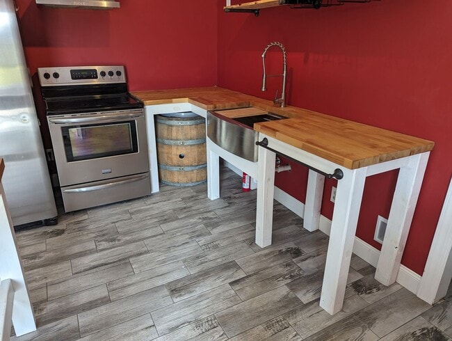 Building Photo - 1303 Back House